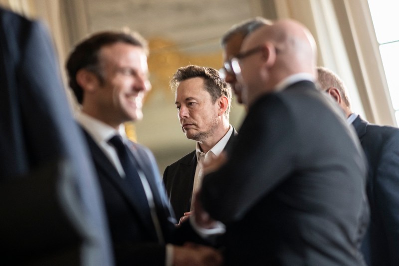 „Un tip suprasubvenționat”. Ironizat de Macron în fața industriașilor europeni, Musk i-a dat rapid replica