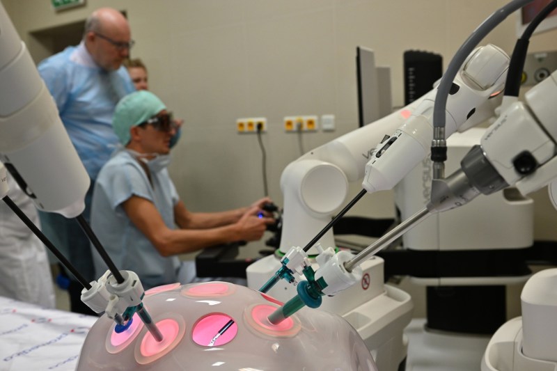 INVESTIGAȚIE. Partenerul firmei care a livrat roboții la Spitalul Militar, condamnat într-o țară UE după ce Parchetul condus de Kovesi l-a prins cu dare de mită la vânzarea de roboți medicali