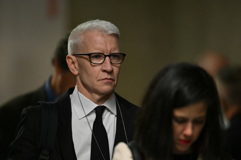 Prezentatorul TV Anderson Cooper a anunțat că se retrage de la celebra emisiune „60 Minutes” după aproape două decenii, pe fondul îngrijorărilor legate de libertatea presei în SUA