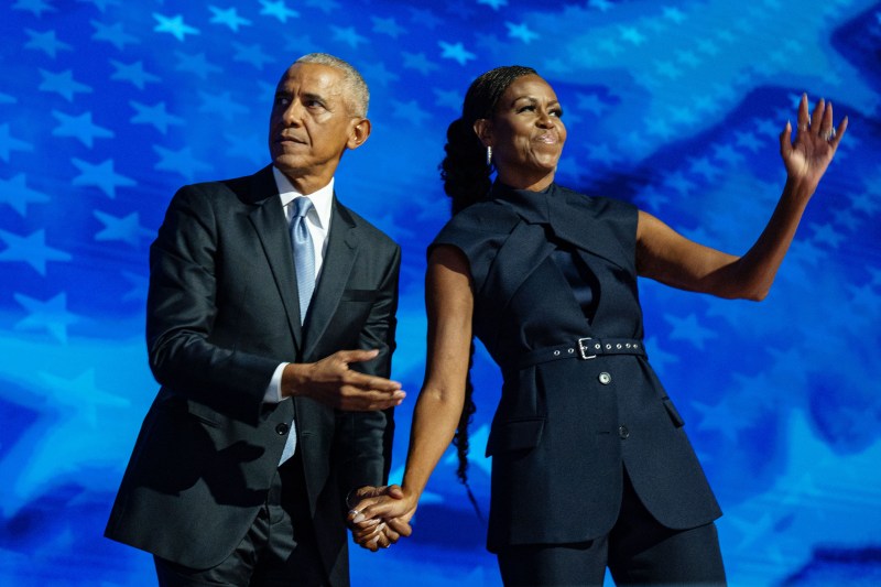 VIDEO Donald Trump, val de critici după ce a postat un clip AI cu soții Obama reprezentați ca maimuțe