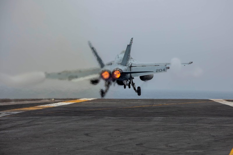 Portavionul USS Abraham Lincoln al armatei americane a doborât o dronă iraniană Shahed care se apropia „agresiv” / Incident separat, cu un petrolier hărțuit de IRGC