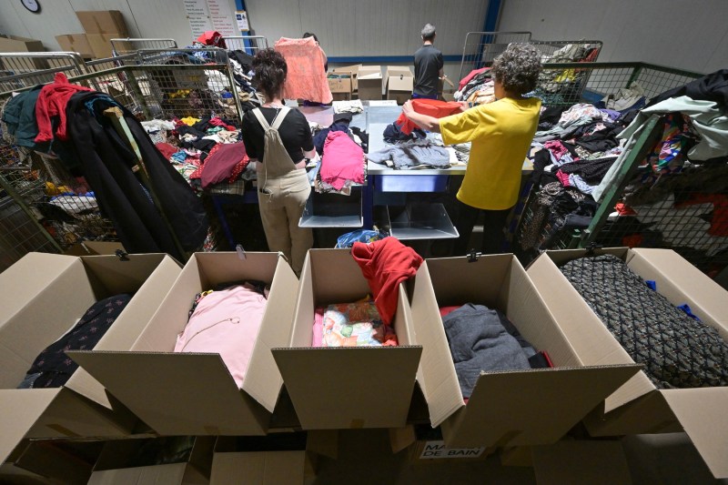 Reciclare haine, fotografie ilustrativă de Damien MEYER / AFP / Profimedia