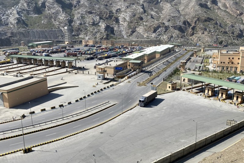 Pakistanul a bombardat ținte din Afganistan după un val de atentate sinucigașe. Kabulul amenință cu represalii