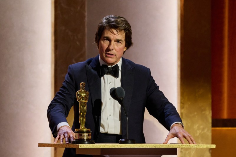 Tom Cruise părăsește un apartament de lux din Londra după jaful magazinului de la parter. „Cartierul devine mai puțin sigur în fiecare săptămână”