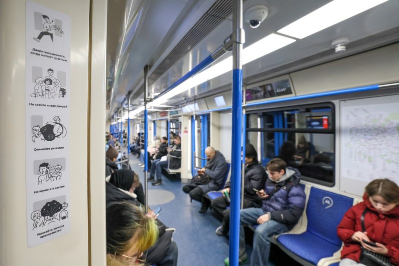 Autoritățile din Moscova au dreptul să controleze telefoanele pasagerilor din metrou. Care este pretextul