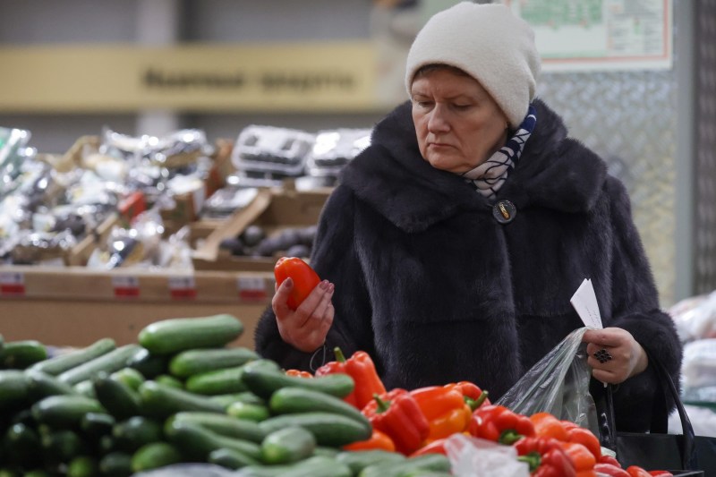 Prețurile la care au ajuns castraveții i-au înfuriat pe ruși: „O nouă delicatesă a apărut în magazinele noastre”