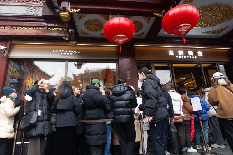 Chinezii stau la cozi să-și vândă bijuteriile de familie. Au la dispoziție automate care dau bani pentru aur