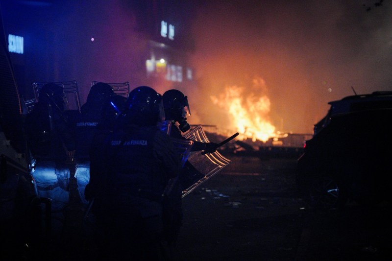 FOTO/ VIDEO Protest violent al activiștilor de stânga la Torino. Zeci de polițiști au fost răniți