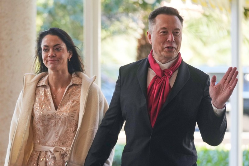 Elon Musk spune că îi e greu să convingă inginerii cu familii să se mute în „mănăstirea” sa