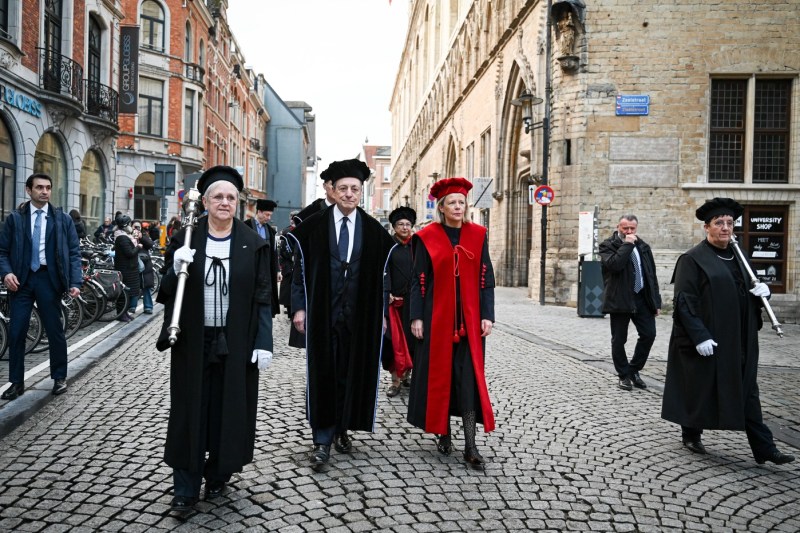 Mario Draghi avertizează că Europa se confruntă cu trei pericole în același timp