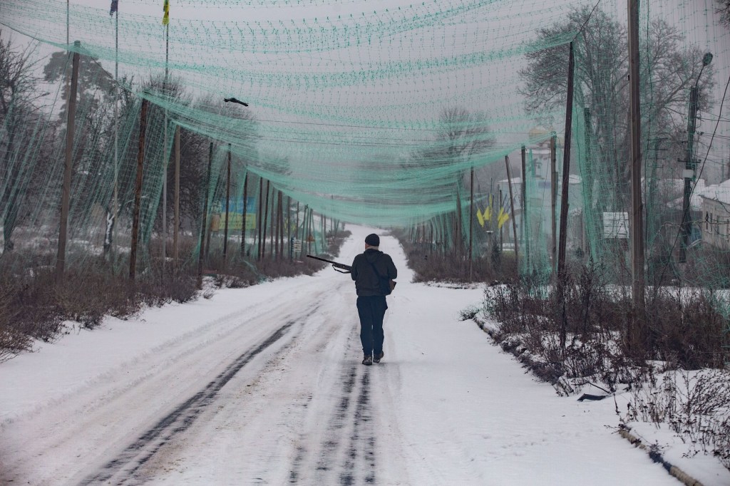 Un soldat ucrainean patrulează o stradă din Sumî, Khotyn, Ucraina, pentru a doborî drone FPV, 28 ianuarie 2026. Foto: Francisco Richart Barbeira/NurPhoto / Shutterstock Editorial / Profimedia