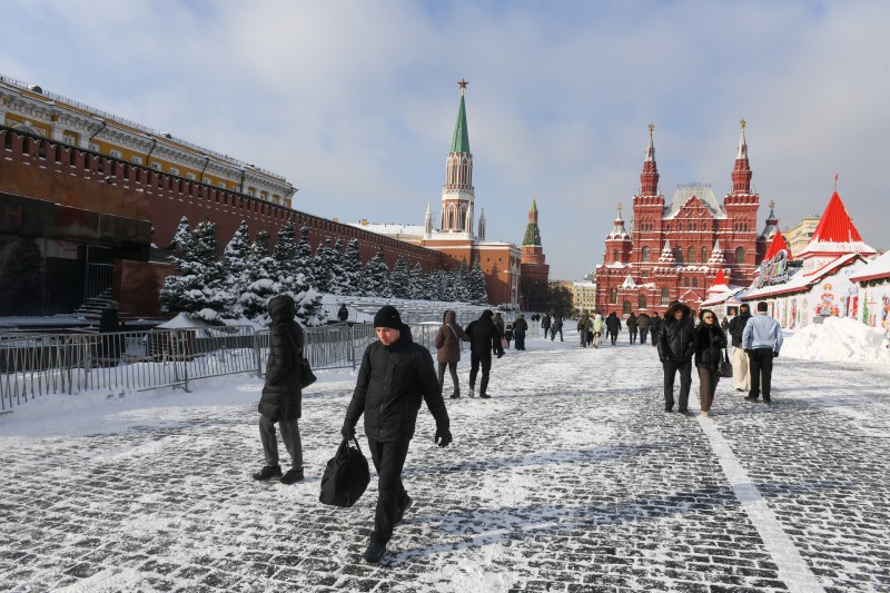 Țara care trimite zeci de mii de angajați în Rusia pentru a-l ajuta pe Putin să evite blocajul fabricilor