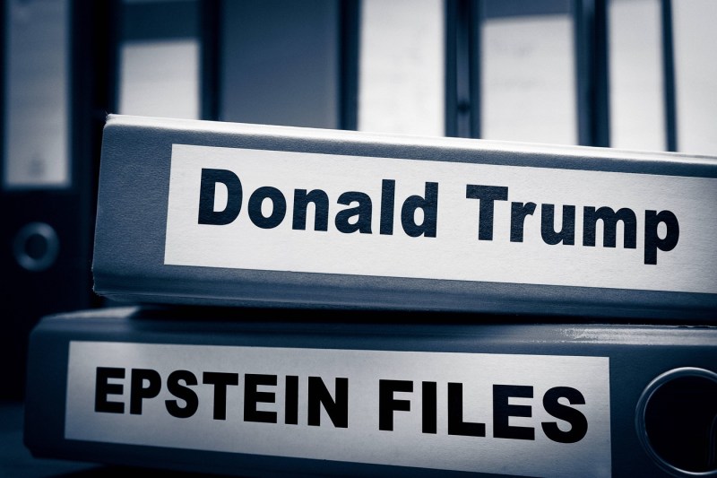 Departamentul de Justiție a eliminat documente din dosarele Epstein care îl vizează pe Trump, arată o investigație de presă. Cum răspunde Casa Albă