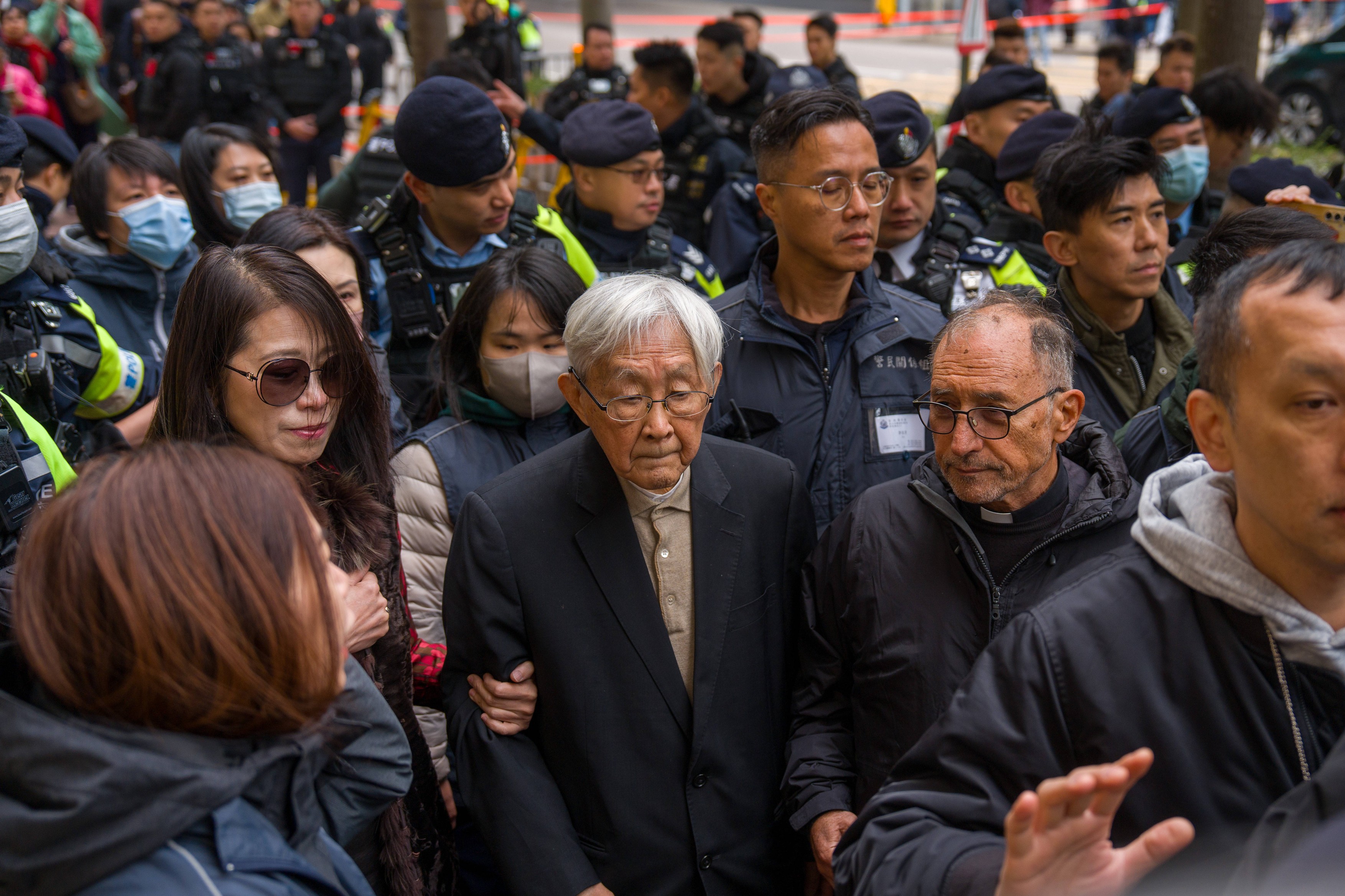 Jimmy Lai, magnatul presei pro-democraţie din Hong Kong, a fost condamnat la 20 de ani de închisoare. De ce e acuzat