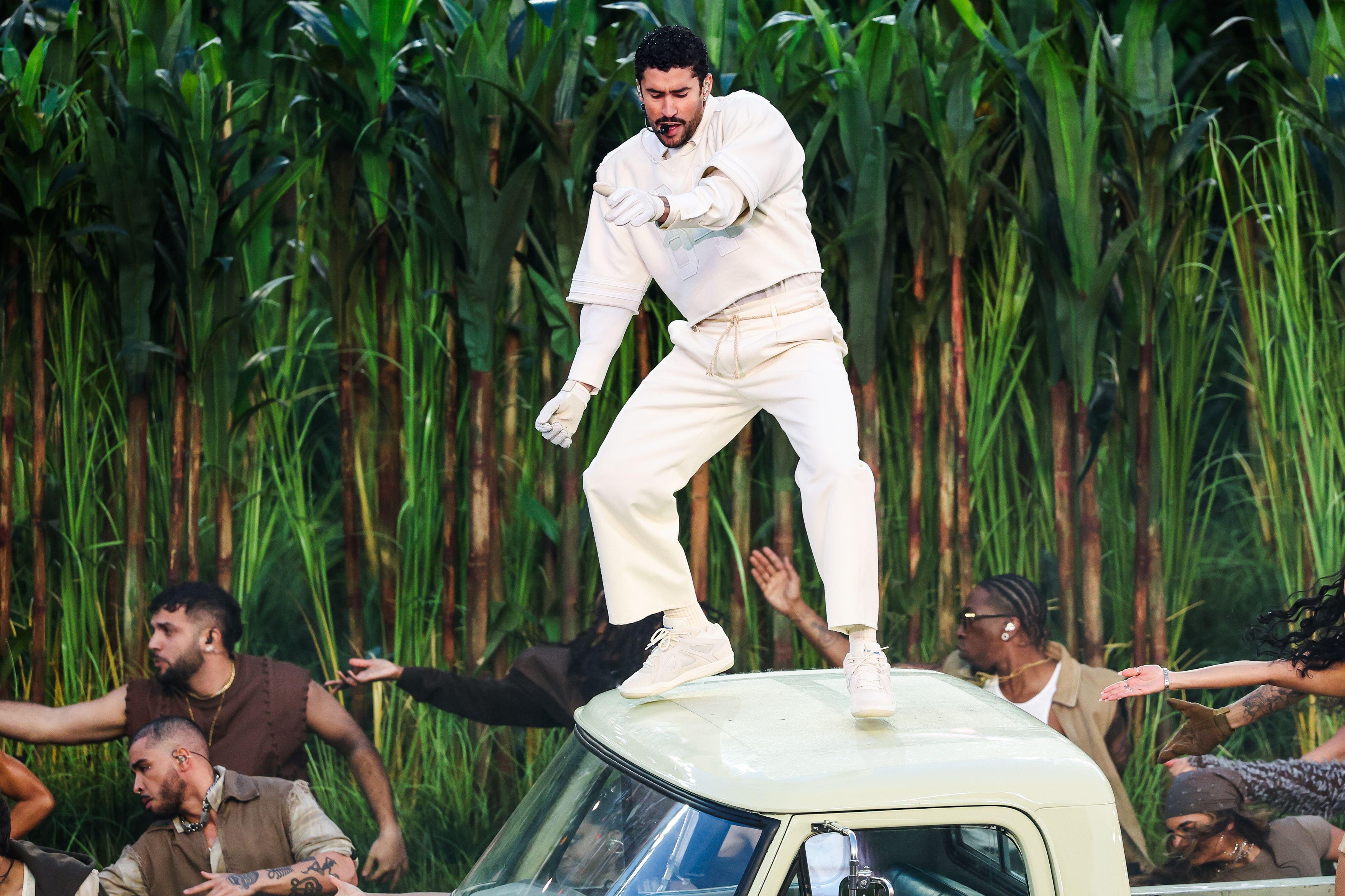 FOTO Ținuta neașteptată purtată de Bad Bunny la Super Bowl. Fanii au fost surprinși când au aflat cine i-a făcut costumul