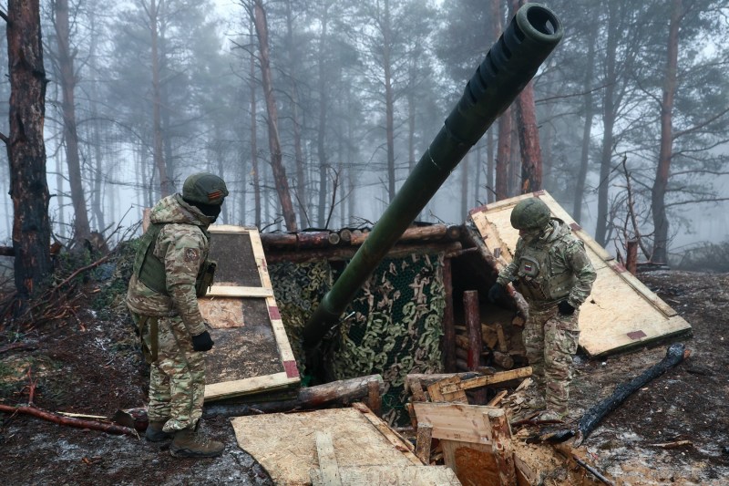 Soldați ai unui grup rusesc de artileria, regiunea Herson, februarie 2026. Foto: Alexei Konovalov / Zuma Press / Profimedia