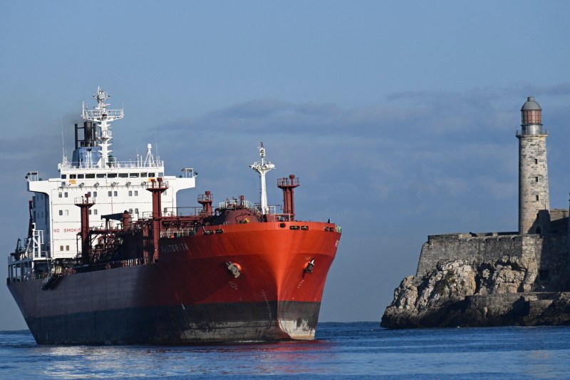 VIDEO Petrolier „urmărit, vânat” și capturat de Marina SUA în Oceanul Indian. Soldații americani descind, ca-n filme, din elicopter la bordul vasului