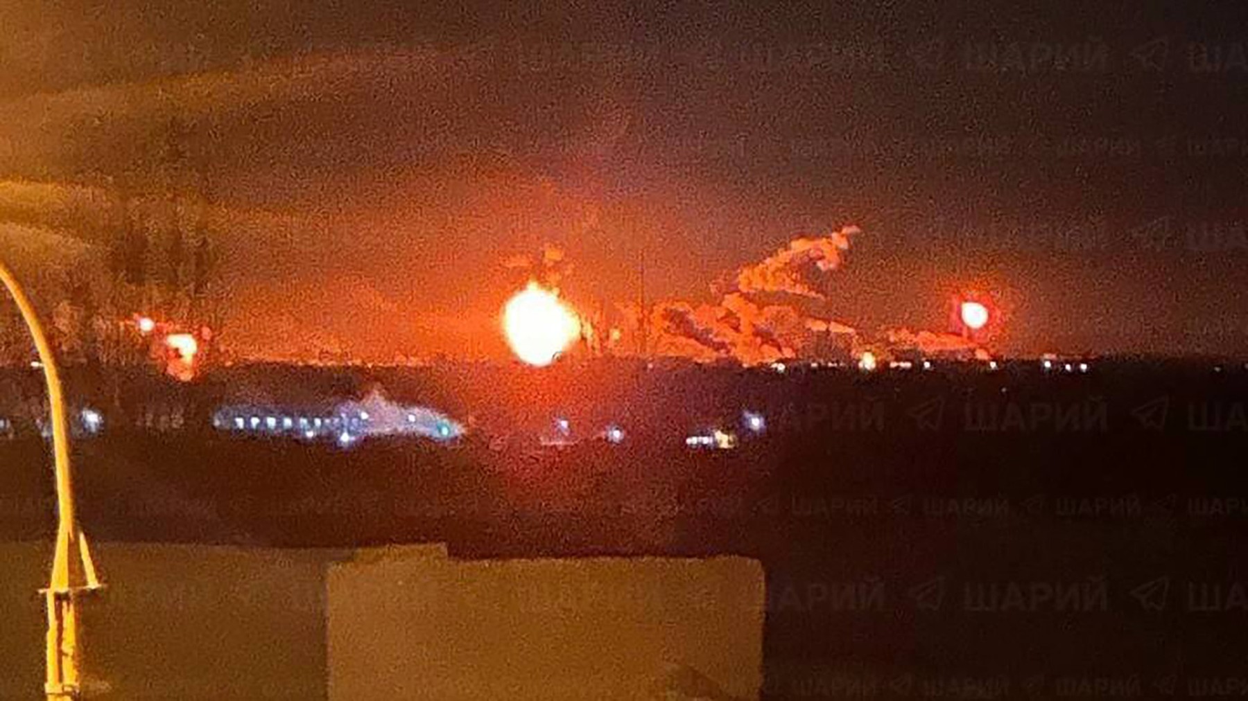 Un atac ucrainean cu drone a lovit importanta rafinărie de petrol din Volgograd. Activitatea, suspendată