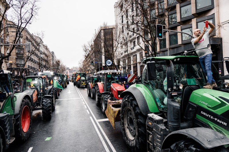 VIDEO Furioși pe acordul cu Mercosur, fermierii spanioli au blocat Madridul cu sute de tractoare. „De la anul, fileul de vită s-ar putea să fie cu hormoni”