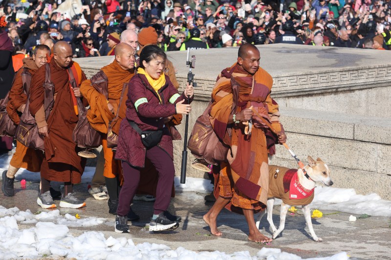 VIDEO Marșul spiritual al anului: Călugări budiști au mers pe jos 3.200 km, din Texas la Washington, pentru „vindecarea Americii”