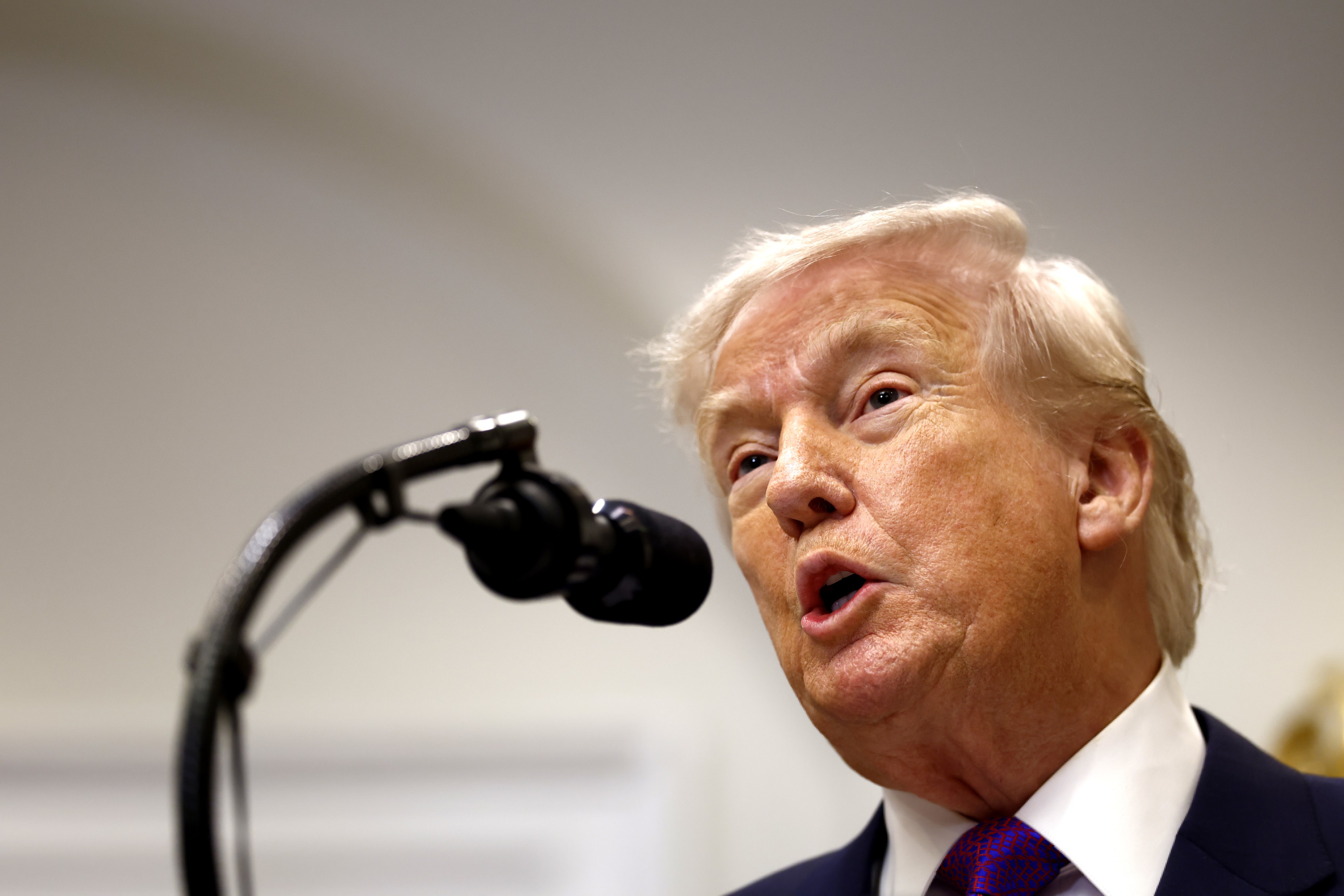 Trump îşi menţine poziţia după videoclipul rasist cu soții Obama prezentați ca maimuțe, postat pe contul lui de socializare