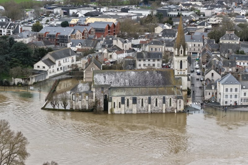 Franța, sub cod roșu de inundații în urma unei furtuni. Avertisment: Europa trebuie să se pregătească pentru o lume cu 3°C mai caldă