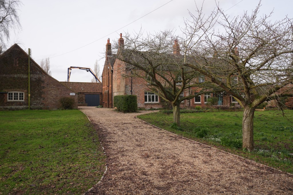 
Andrew s-a mutat la Sandringham, o reședință din Norfolk, după ce fratele său, Charles, i-a retras titlul de prinț Foto: Profimedia 
