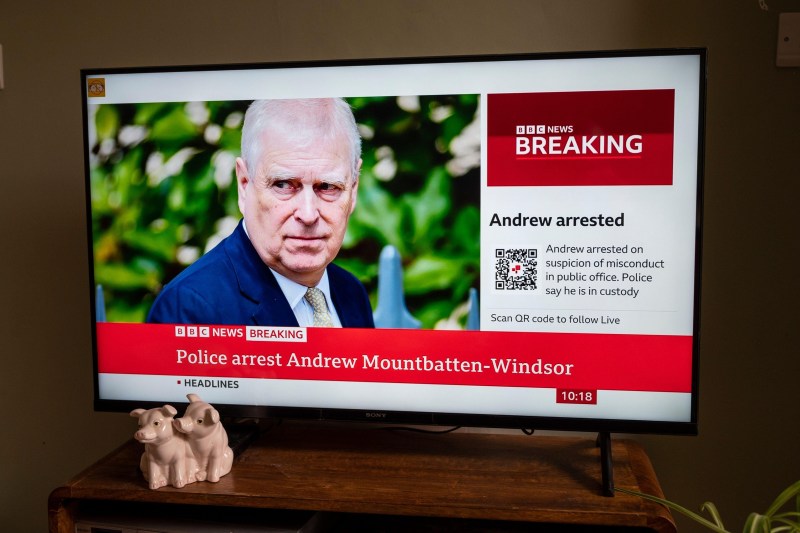 Cât timp îl poate reține poliția britanică pe Andrew, fratele Regelui Charles. Ce nu se știe acum