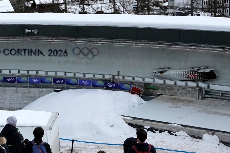 VIDEO Jocurile Olimpice Milano-Cortina. Bob: Imagini teribile cu un echipaj care s-a răsturnat pe pistă