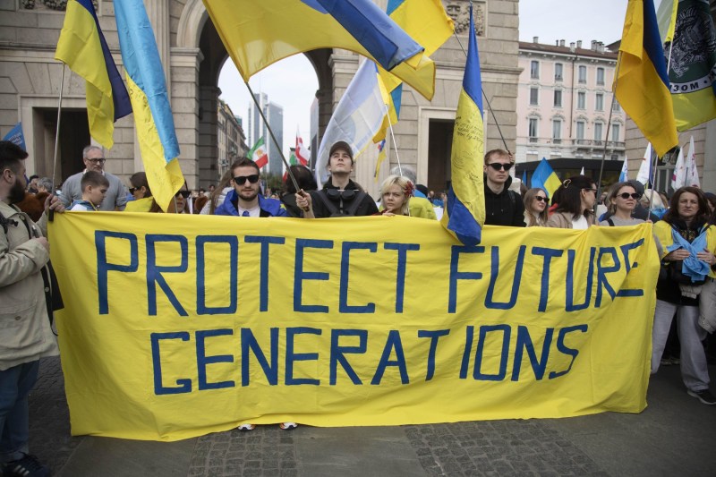 Manifestație în Milano, Italia, pentru comemorarea a 4 ani de la invadarea Ucrainei, 22 februarie 2026. Foto: IPA, Independent Photo Agency Srl / Alamy / Profimedia