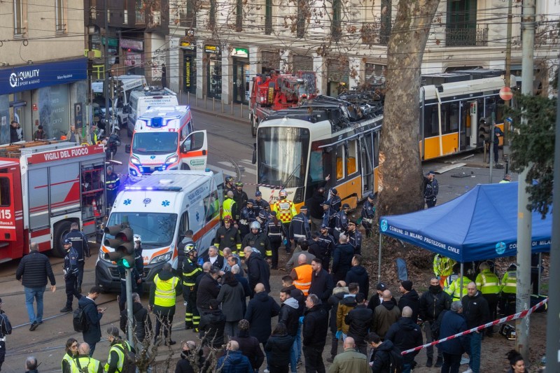 Tragedie în Milano. Un tramvai a deraiat într-o intersecție și s-a izbit de o clădire. Doi morți și zeci de răniți / Momentul accidentului – VIDEO
