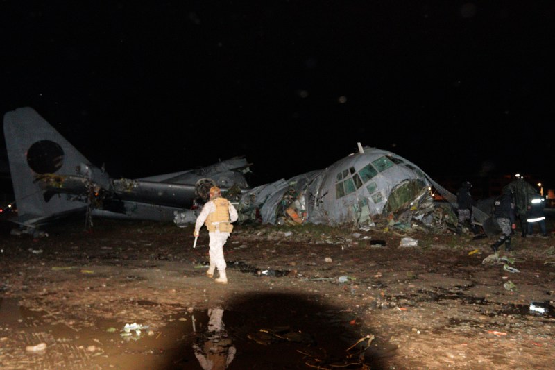 Un avion militar încărcat cu bani s-a prăbușit în Bolivia: cel puțin 15 morți / Confruntări între poliţie şi oamenii veniţi să adune bancnotele