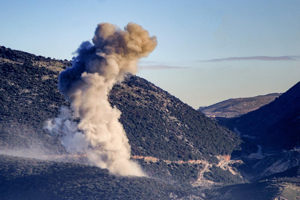 Coloane de fum s-au ridicat în sudul Libanului, în urma atacului israelian Foto: Profimedia