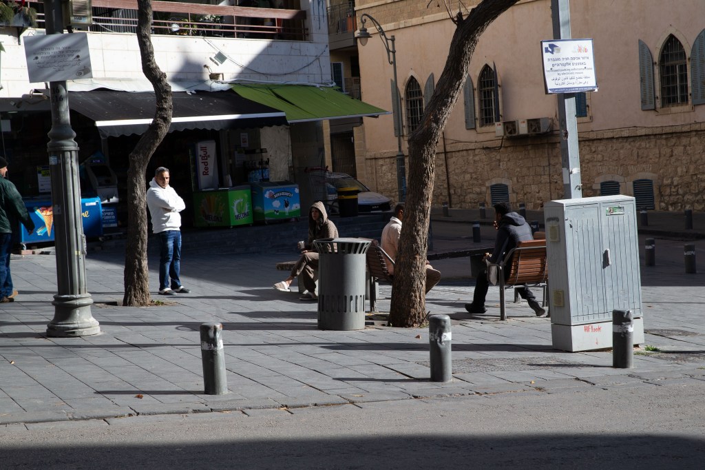 Mai mulți oameni, în apropiere de un adăpost civil din Ierusalim, în urma atacului coordonat al SUA și Israel asupra Iranului. Sirenele de raid aerian au fost declanșate preventiv în Israel Foto: Profimedia