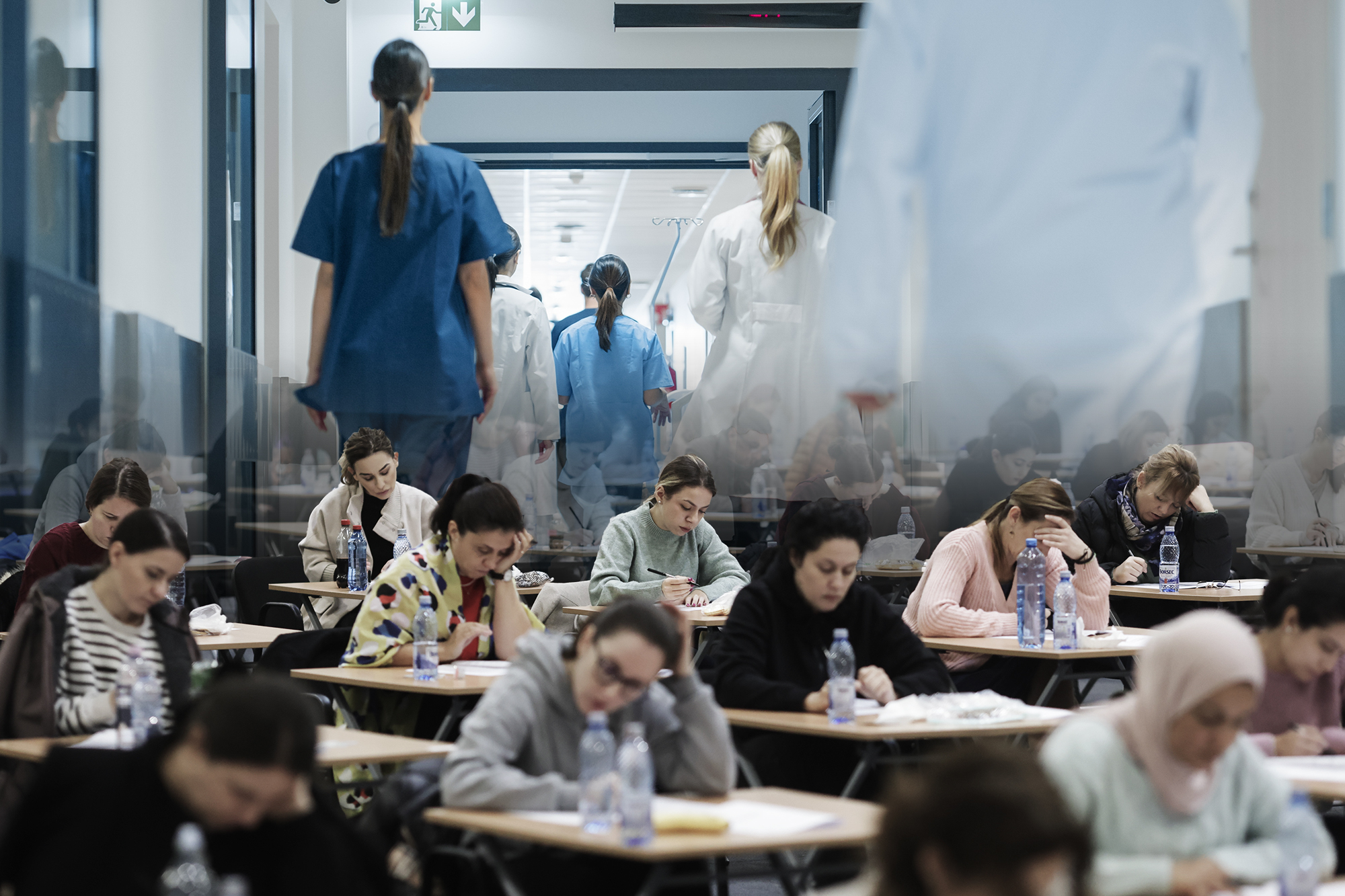 „Probabil că am fi anti-europeni” vs „Avem dreptul la liberă circulație, dar avem și obligații față de stat” / Cum văd rectorii UMF propunerea ca tinerii medici să fie obligați să rămână în țară