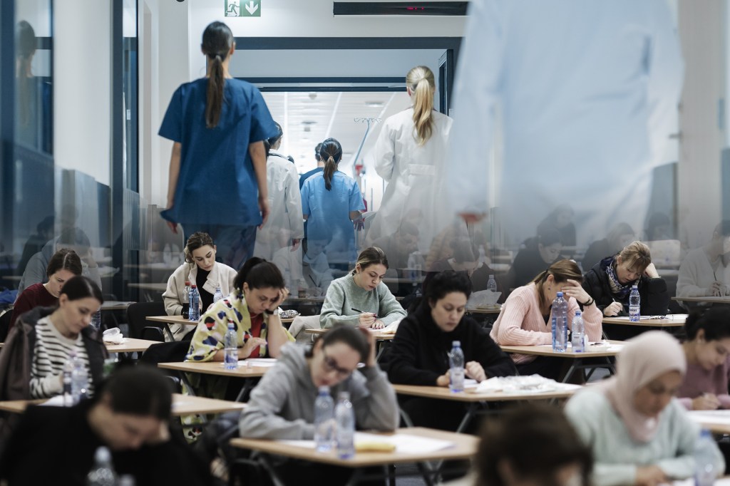 Examenul de rezidențiat, imagine ilustrativă. Foto: Shutterstock, Inquam Photos / George Călin. Colaj: Ion Mateș / HotNews