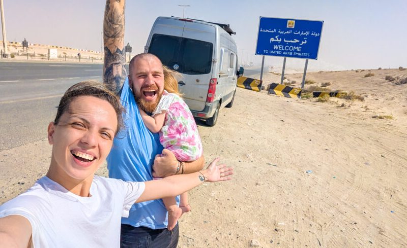 Eliza, Ionuț și micuța Aida, în primul ei drum lung cu duba la Dubai. Au ajuns la destinație. Dar, pentru ei, drumul rămâne parte din viață. FOTO: arhiva personală