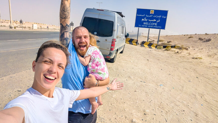 Eliza, Ionuț și micuța Aida, în primul ei drum lung cu duba la Dubai. Au ajuns la destinație. Dar, pentru ei, drumul rămâne parte din viață. FOTO: arhiva personală