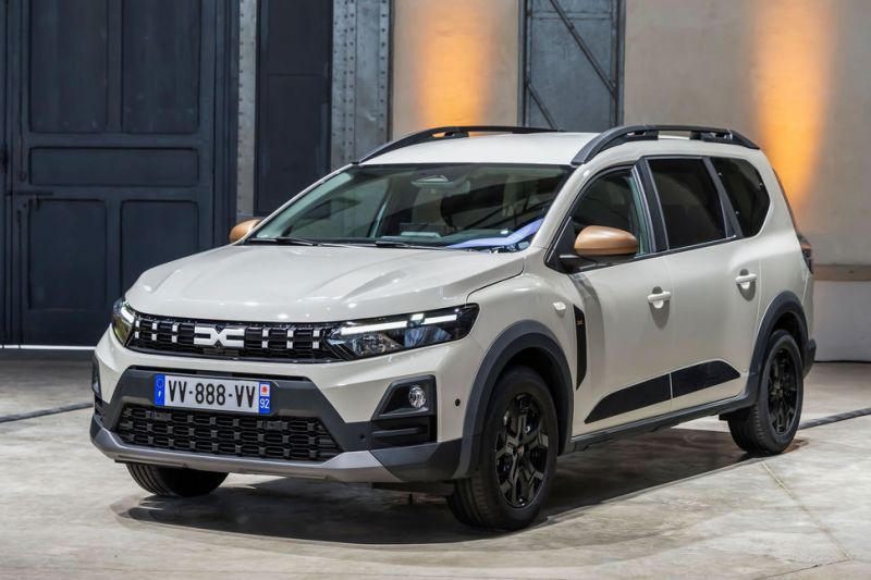 FOTO Noul Dacia Jogger facelift, cu motorul de 1.8 litri hibrid, poate fi comandat în România