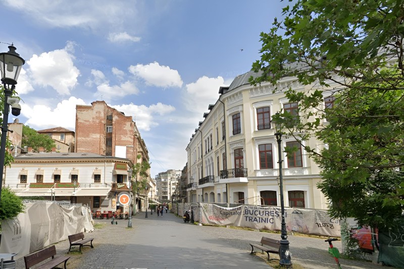 Poate cea mai frumoasă casă îngustă din București. Are puțin peste trei metri lățime și e în Centrul Vechi, pe strada Franceză