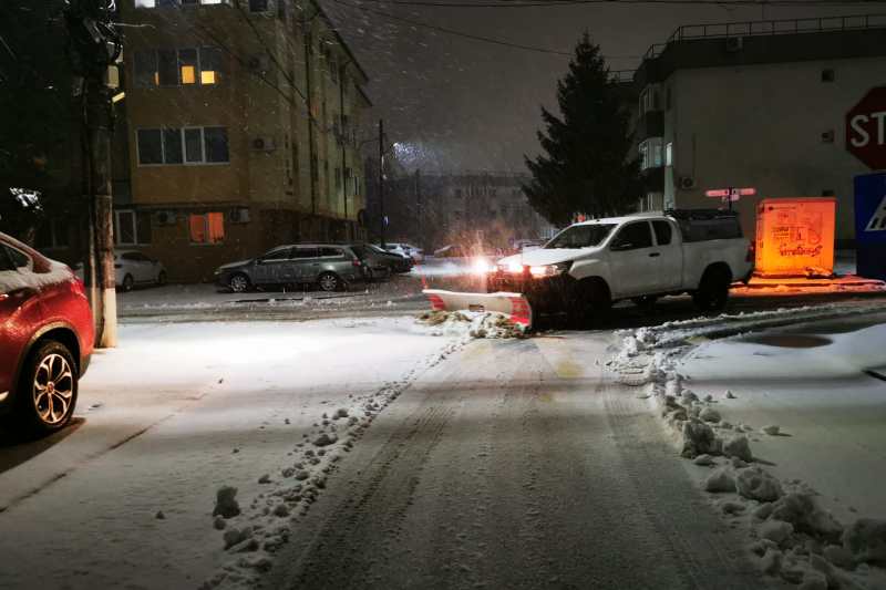 Utilaje de deszăpezire, pe străzile din Popești-Leordeni, oraș din județul Ilfov, aflat sub cod portocaliu de viscol. București și alte 11 județe sunt și ele vizate de alertă meteo Foto: HotNews