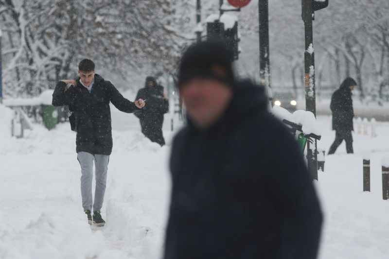Când se oprește ninsoarea în București și restul țării. 16 județe cu drumuri închise, circulație restricționată în anumite zone, trenuri și zboruri întârziate, mașini blocate în nămeți