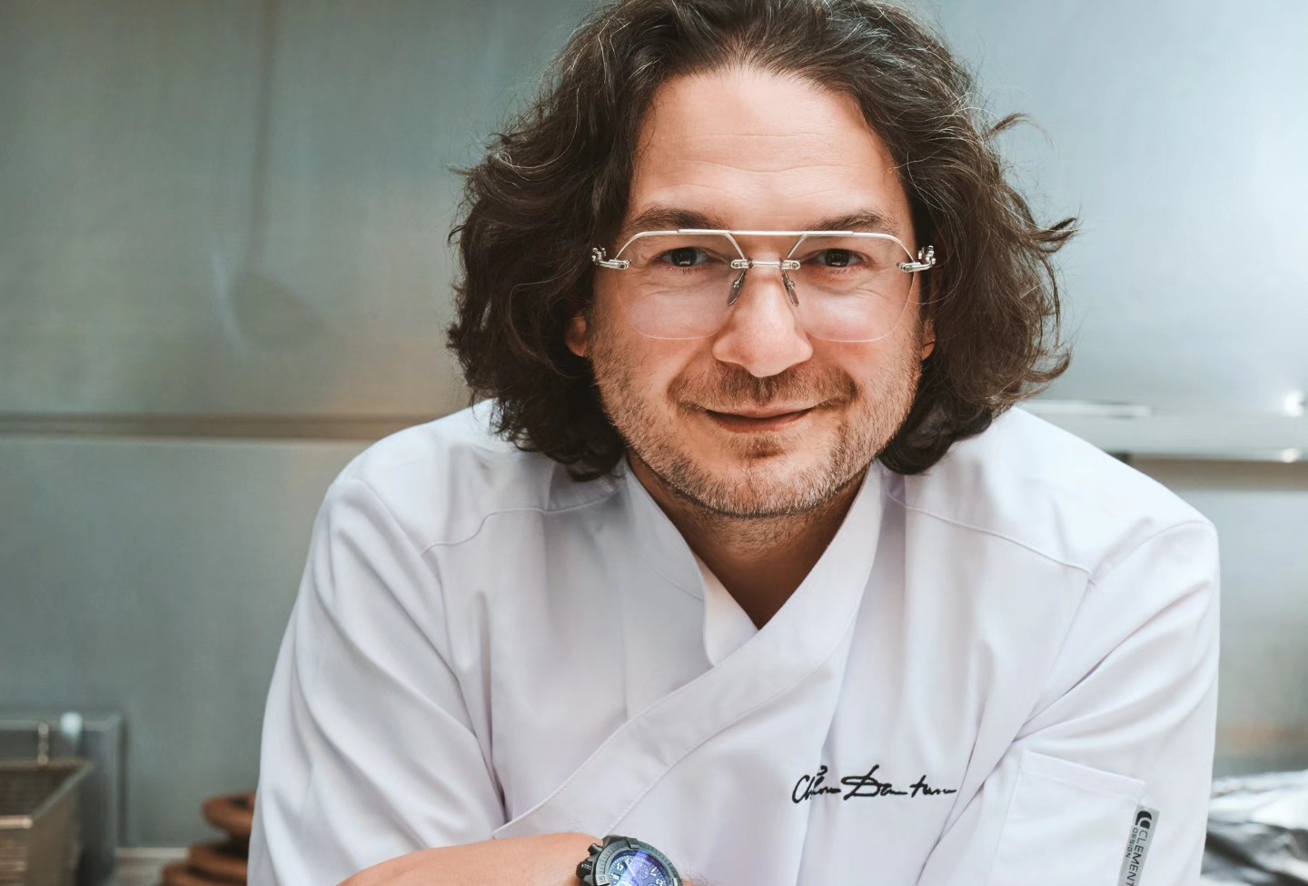 Două dintr-o lovitură. După ce a gătit doar la evenimente private, chef Florin Dumitrescu (Masterchef) face o nouă mutare: „Astăzi, în 2026, mă întorc”