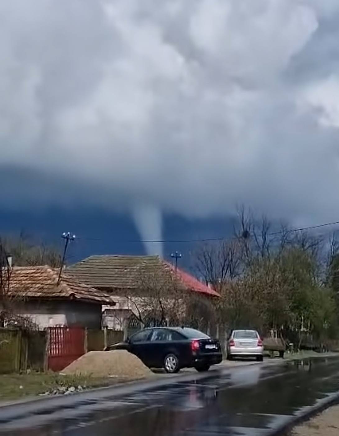 VIDEO Tornadă filmată în Teleorman. Imaginile au devenit virale