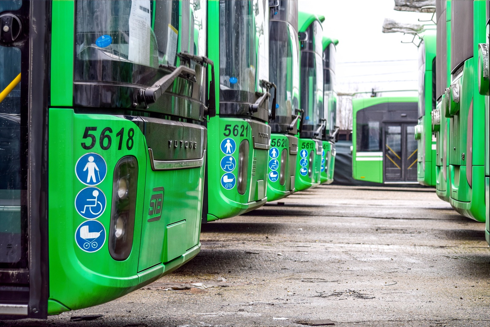 FOTO. Cum arată noile troleibuze din China care vor circula de luni prin București. Au un avantaj față de tramvaiele deja existente