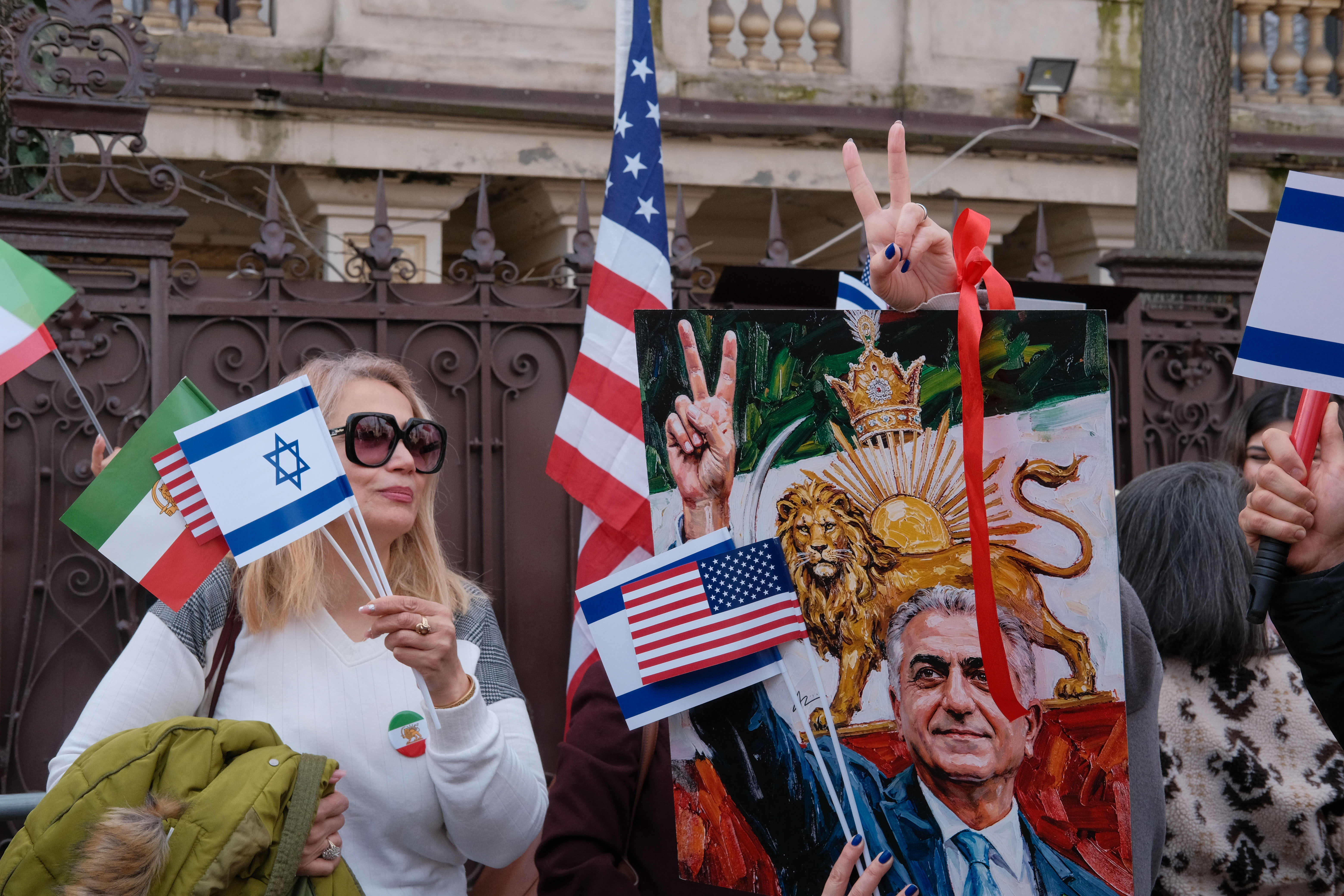 Protest în fața Ambasadei Iranului din București: zeci de iranieni au ...