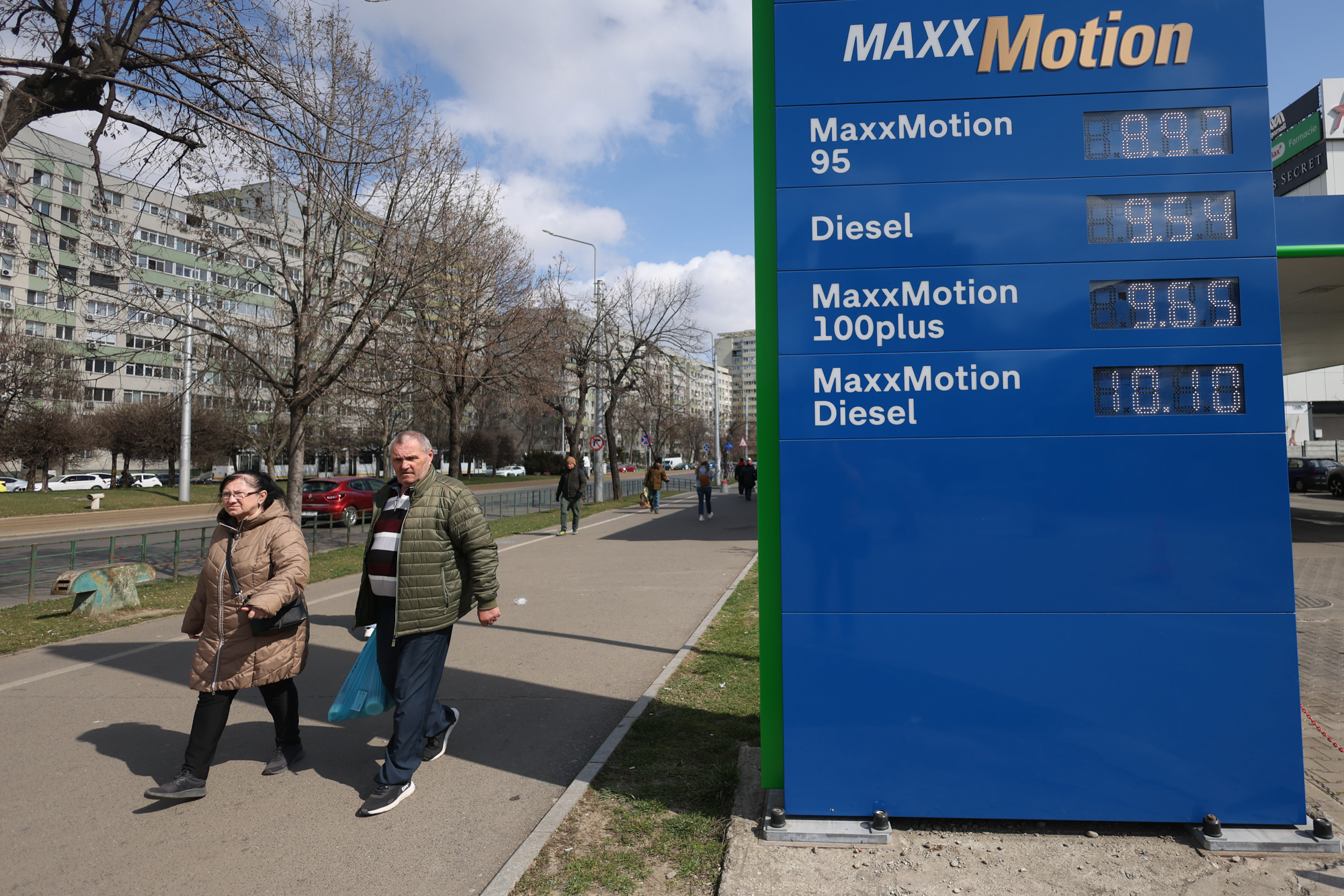 Ședință în coaliție pentru noi măsuri privind prețului carburanților. De dimineață, premierul a discutat cu miniștrii Finanțelor și Energiei