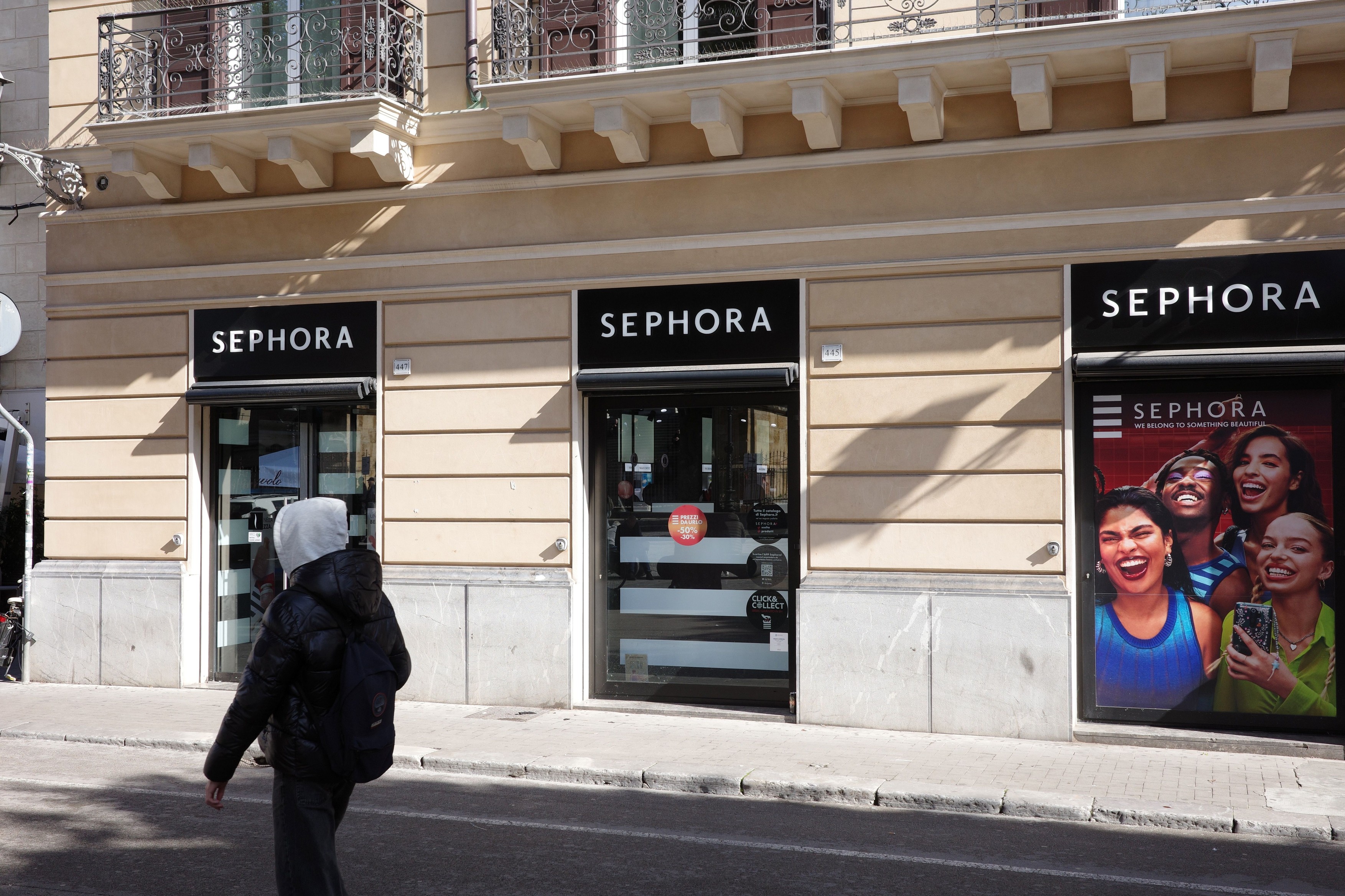 Italia a deschis o anchetă contra Sephora din cauza produselor pe care le folosesc minorii