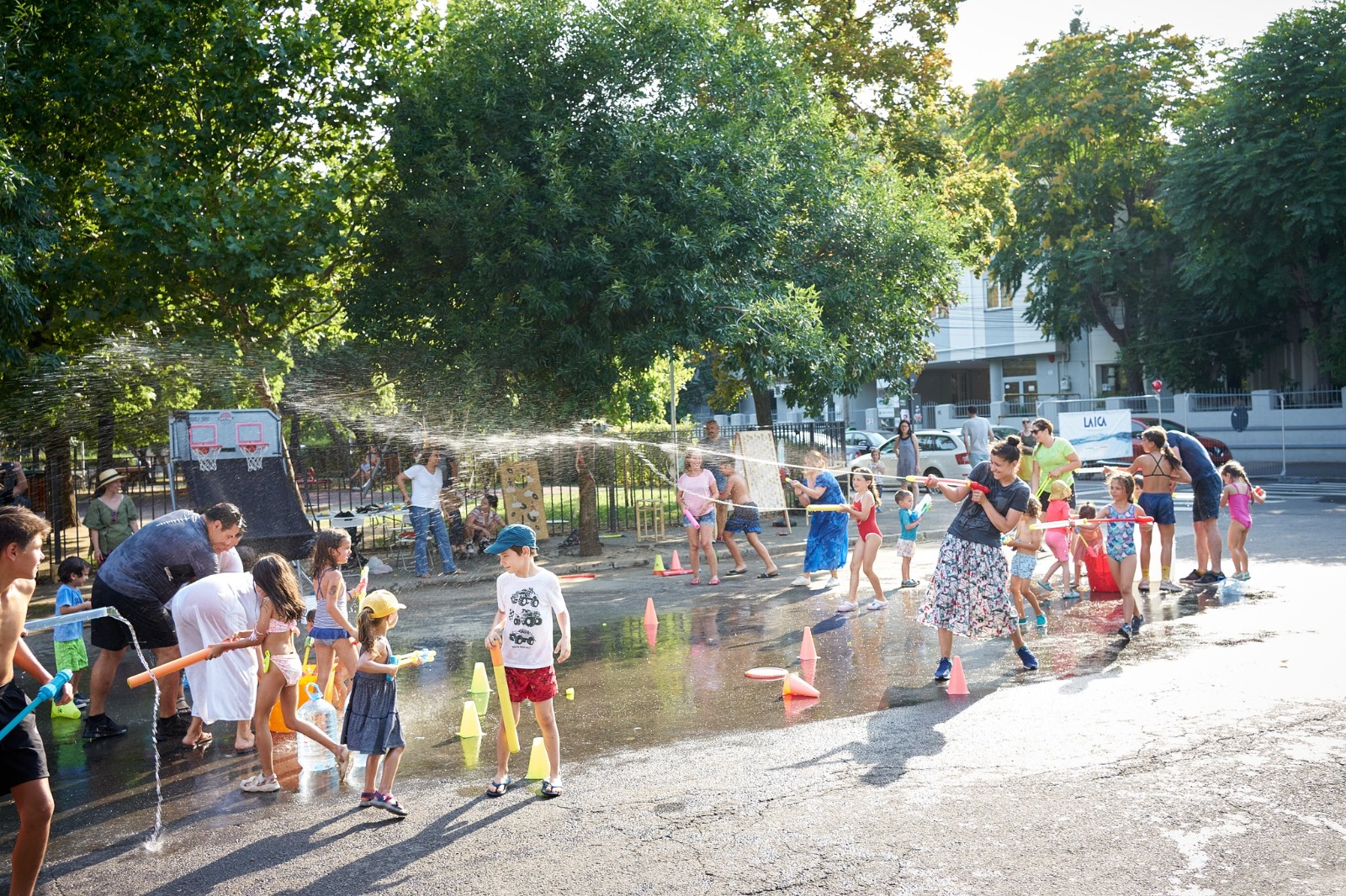Unde a dispărut Bucureștiul în care copiii băteau mingea în fața blocului / Cum pot oameni să-și „recucerească” orașul