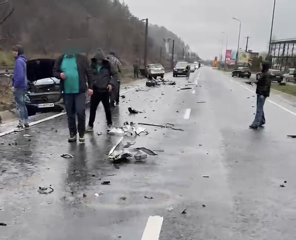 Accident pe DN1, la ieşirea din Braşov. Trei răniți, traficul e blocat pe ambele sensuri